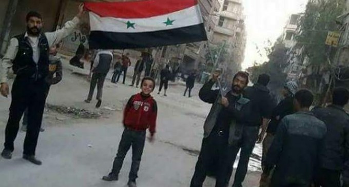 Les habitant de Hamuriyah et de Saqba dans la Ghouta orientale élèvent le drapeau syrien au milieu de leur ville et sortent dans les rues dans des manifestations pro-Syriennes