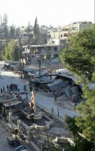 Les habitant de Hamuriyah et de Saqba dans la Ghouta orientale élèvent le drapeau syrien au milieu de leur ville et sortent dans les rues dans des manifestations pro-Syriennes.2