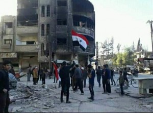 Les habitant de Hamuriyah et de Saqba dans la Ghouta orientale élèvent le drapeau syrien au milieu de leur ville et sortent dans les rues dans des manifestations pro-Syriennes.3