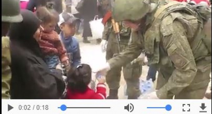 Les soldats russes aident les enfants de la Ghouta orientale