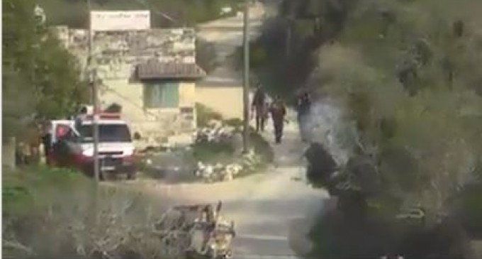 Regardez Les soldats de l’occupation ont tirés une grenade paralysante vers un couple de Palestinien avec leur bébé dans le village de Burin, au sud de Naplouse, aujourd’hui.