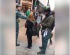 A Dublin des jeunes ont mis en scène un « faux checkpoint » sur la rue commerçante la plus fréquentée de la capitale pour donner aux gens un aperçu de la peur et de l&rsquo;humiliation quotidiennes auxquelles sont confrontés les palestiniens en Palestine occupée