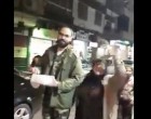 Distribution de bonbons dans le quartier d’Al Qassa à Damas pour célébrer la victoire de la Ghouta orientale