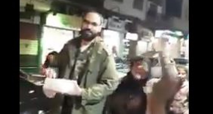 Distribution de bonbons dans le quartier d&rsquo;Al Qassa à Damas pour célébrer la victoire de la Ghouta orientale