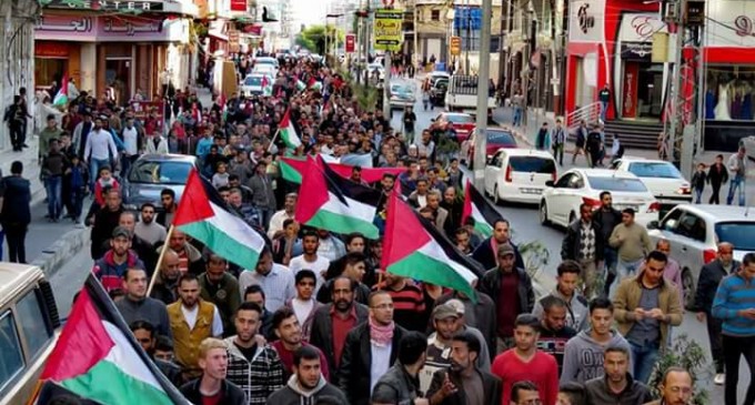 Des centaines d’habitants de Gaza sont sortis dans la rue aujourd’hui pour protester contre le siège arbitraire israélien imposé à la bande de Gaza au milieu de la détérioration de la situation humanitaire