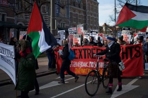 les manifestants ont levé les drapeaux et affiches palestiniens contre l'occupation israélienne lors d'une manifestation anti-racisme à Amsterdam hier1