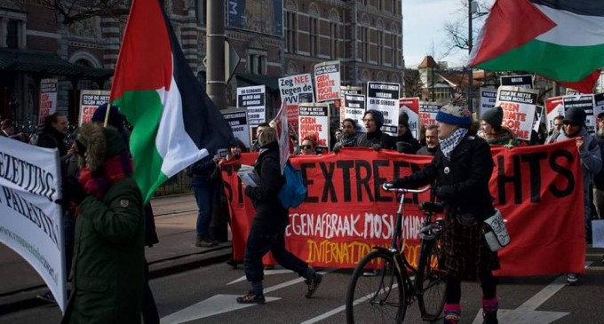Pays-bas : les manifestants ont levé les drapeaux et affiches palestiniens contre l’occupation israélienne lors d’une manifestation anti-racisme à Amsterdam hier