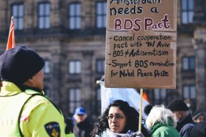 les manifestants ont levé les drapeaux et affiches palestiniens contre l'occupation israélienne lors d'une manifestation anti-racisme à Amsterdam hier2