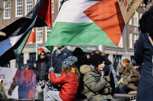 les manifestants ont levé les drapeaux et affiches palestiniens contre l'occupation israélienne lors d'une manifestation anti-racisme à Amsterdam hier3