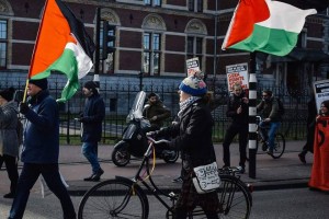 les manifestants ont levé les drapeaux et affiches palestiniens contre l'occupation israélienne lors d'une manifestation anti-racisme à Amsterdam hier4