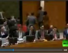 Regarsez l’ambassadrice des États-Unis aux Nations unies – Nikki Halley quitter le conseil de sécurité au moment de la prise de parole par le représentant permanent de la Syrie à l’Onu, le Dr Bachar el-Jaafari