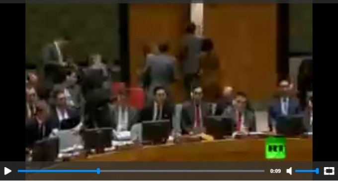 Regarsez l’ambassadrice des États-Unis aux Nations unies – Nikki Halley quitter le conseil de sécurité au moment de la prise de parole par le représentant permanent de la Syrie à l’Onu, le Dr Bachar el-Jaafari