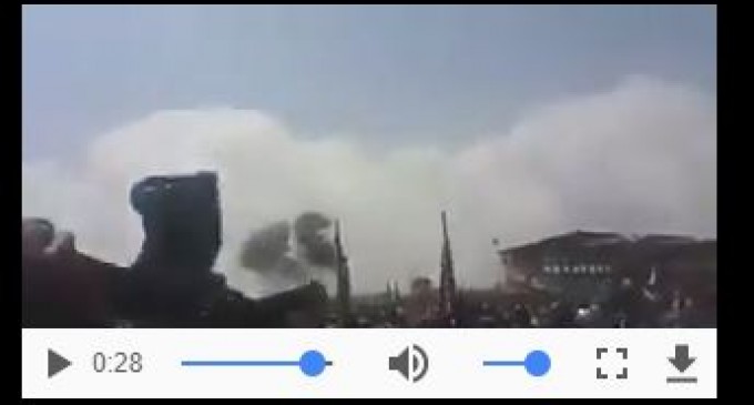 Bombardement Saoudien près des funérailles du président martyr Saleh Al-Samad. Regardez la réaction du peuple. C&rsquo;est incroyable