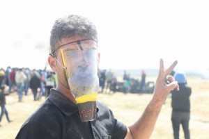 En utilisant des matériaux simples, les palestiniens font des masques à gaz primitifs pour se protéger contre l'inhalation de gaz toxiques jetés sur eux par des soldats israéliens.1