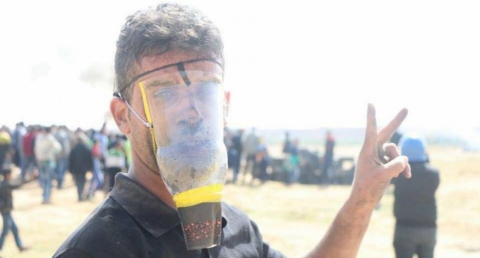 En utilisant des matériaux simples, les palestiniens font des masques à gaz primitifs pour se protéger contre l’inhalation de gaz toxiques jetés sur eux par des soldats israéliens.