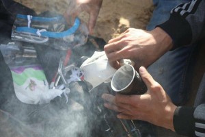 En utilisant des matériaux simples, les palestiniens font des masques à gaz primitifs pour se protéger contre l'inhalation de gaz toxiques jetés sur eux par des soldats israéliens.2