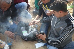 En utilisant des matériaux simples, les palestiniens font des masques à gaz primitifs pour se protéger contre l'inhalation de gaz toxiques jetés sur eux par des soldats israéliens.3