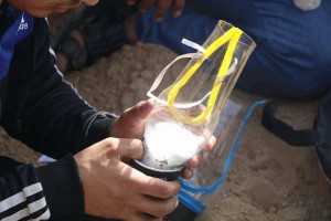 En utilisant des matériaux simples, les palestiniens font des masques à gaz primitifs pour se protéger contre l'inhalation de gaz toxiques jetés sur eux par des soldats israéliens.4