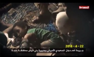 L&rsquo;enfant yéménite refuse de quitter le corps de son père martyr qui a été tué par les frappes aériennes de la coalition Arabo-US dans un mariage dans la province de Haja, district de Bani Qais