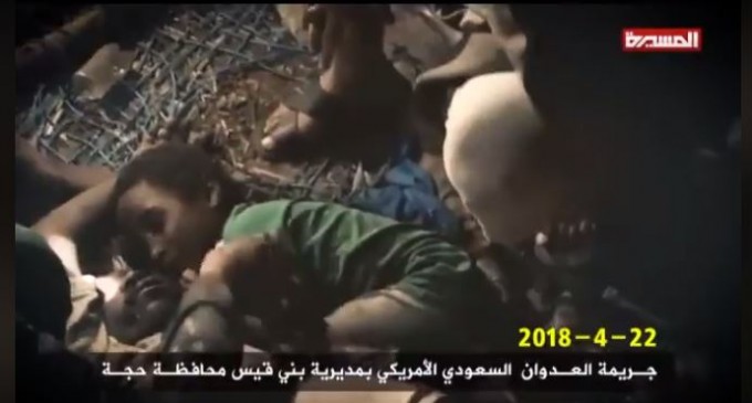 L’enfant yéménite refuse de quitter le corps de son père martyr qui a été tué par les frappes aériennes de la coalition Arabo-US dans un mariage dans la province de Haja, district de Bani Qais