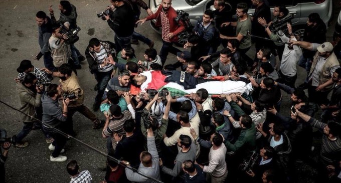 En images : Les funérailles de Yaser Murtaja, journaliste palestinien tué par les snipers israéliens