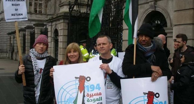 Les gens protestent devant le parlement irlandais contre les crimes d’Israël qui a tiré sur des palestiniens non armés