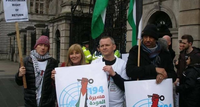 Les gens protestent devant le parlement irlandais contre les crimes d&rsquo;Israël qui a tiré sur des palestiniens non armés