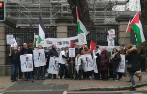 Les gens protestent devant le parlement irlandais contre les crimes d'Israël qui a tiré sur des palestiniens non armés2