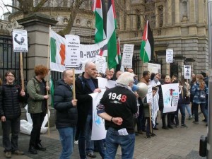 Les gens protestent devant le parlement irlandais contre les crimes d'Israël qui a tiré sur des palestiniens non armés3