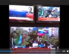 Les syriens chantent et agitent les drapeaux de la Syrie Russie et de l’Iran