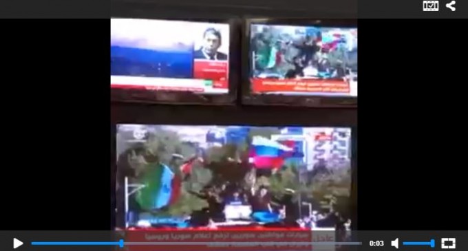 Les syriens chantent et agitent les drapeaux de la Syrie Russie et de l&rsquo;Iran