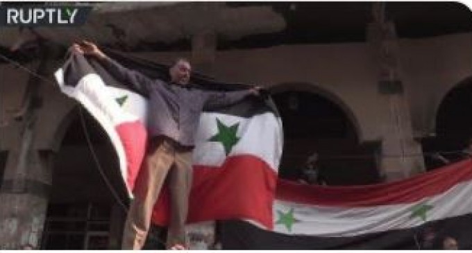 Regardez la joie des habitants de la Douma après la libération de la ville par l&rsquo;Armée Arabe Syrienne