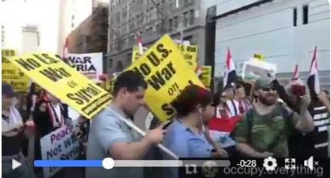 Regardez les citoyens américains manifester devant la Maison blanche contre les frappes de la coalition US, GB et France