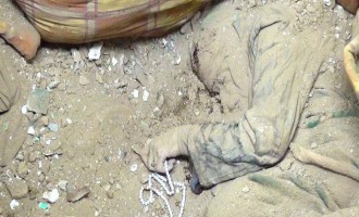 Une femme yéménite âgée priait Dieu en utilisant son chapelet, quand les bombes saoudiennes tombèrent sur elle et la tuèren