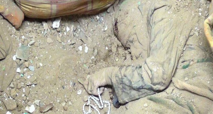 Une femme yéménite âgée priait Dieu en utilisant son chapelet, quand les bombes saoudiennes tombèrent sur elle et la tuèren