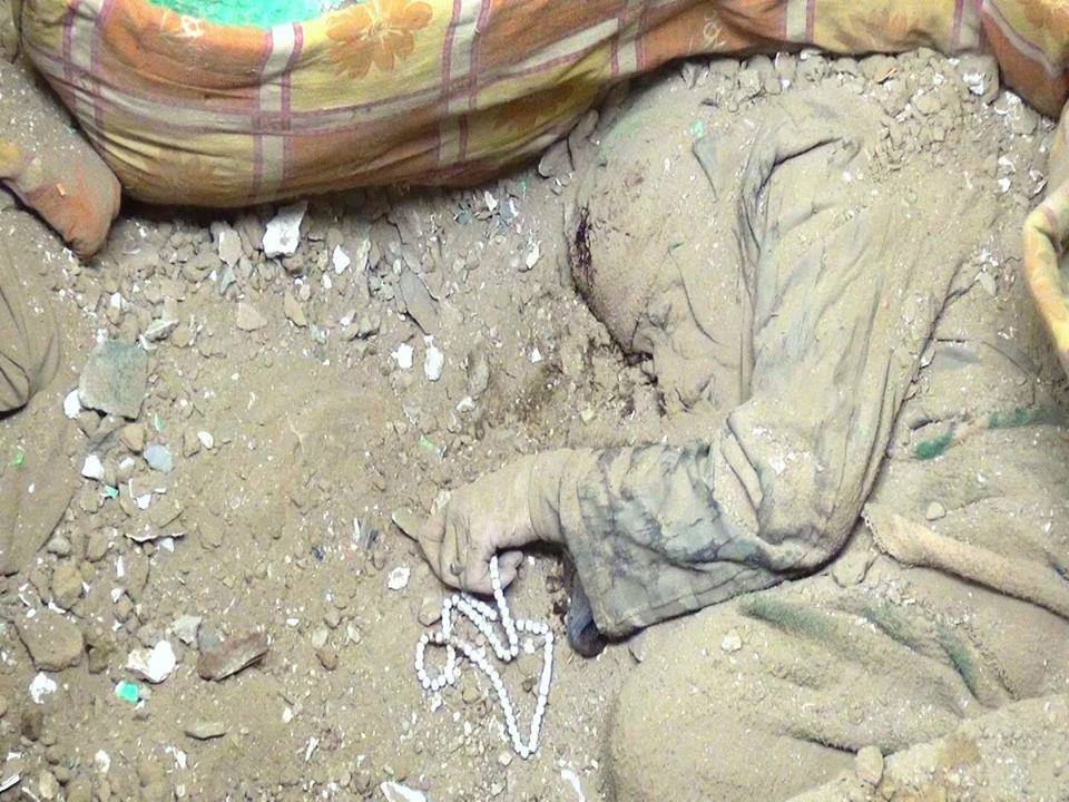 Une femme yéménite âgée priait Dieu en utilisant son chapelet, quand les bombes saoudiennes tombèrent sur elle et la tuèren