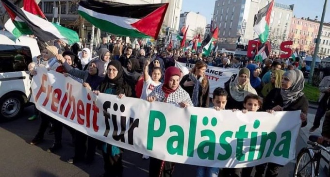 Une marche massive à Berlin en soutien à Gaza et condamnant le silence de la communauté internationale envers les crimes d’Israël