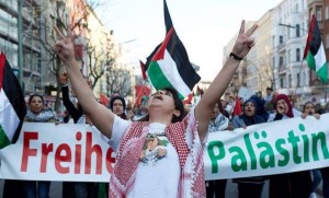 Une marche massive à Berlin en soutien à Gaza et condamnant le silence de la communauté internationale envers les crimes d'Israël.2