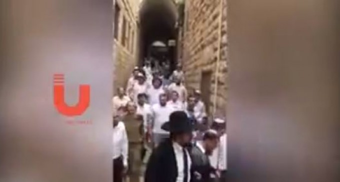 En vidéo : Des centaines de colons profanent et souillent la mosquée Al-Aqsa dans la ville sainte d’Qods