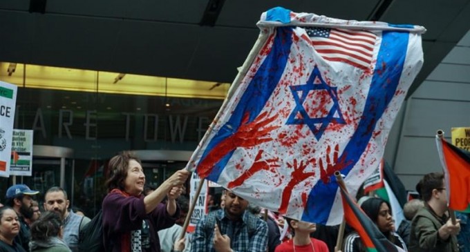 Des manifestants à New York ont élevé un drapeau sanglant israélien, en solidarité avec les palestiniens