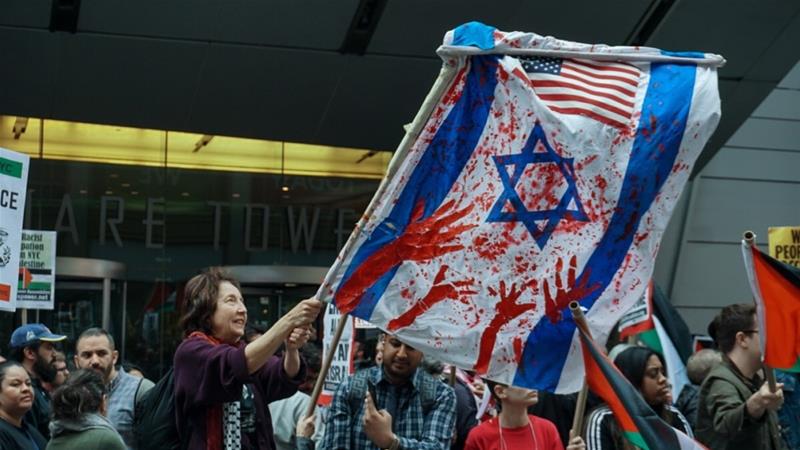 Des manifestants à New York ont élevé un drapeau sanglant israélien, en solidarité avec les palestiniens
