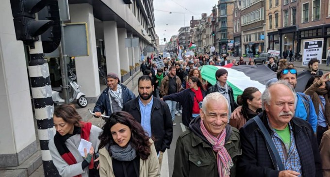 Marche à Amsterdam pour soutenir Jérusalem et pour protester contre le récent massacre d’Israël à Gaza, hier