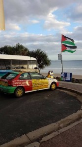 Gareth Smith, un ressortissant australien, nage 2.5 km pour sensibiliser la population à la lutte ardue et inégale que le peuple palestinien mène contre l'occupation israélienne.1