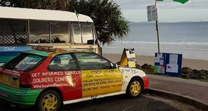 Gareth Smith, un ressortissant australien, nage 2.5 km pour sensibiliser la population à la lutte ardue et inégale que le peuple palestinien mène contre l’occupation israélienne.