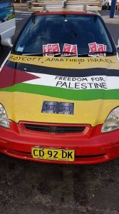 Gareth Smith, un ressortissant australien, nage 2.5 km pour sensibiliser la population à la lutte ardue et inégale que le peuple palestinien mène contre l'occupation israélienne.2