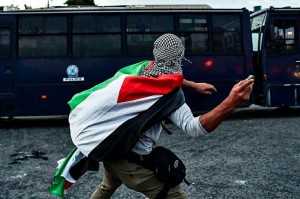 Grecs qui lancent des pierres vers l'ambassade d'Israël en Grèce pour protester contre le massacre israélien contre les palestiniens dans la bande de Gaza1