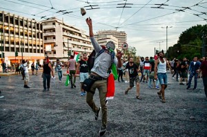 Grecs qui lancent des pierres vers l'ambassade d'Israël en Grèce pour protester contre le massacre israélien contre les palestiniens dans la bande de Gaza2