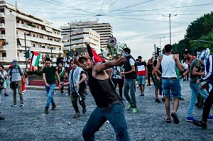 Grecs qui lancent des pierres vers l'ambassade d'Israël en Grèce pour protester contre le massacre israélien contre les palestiniens dans la bande de Gaza3