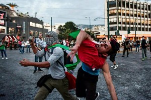 Grecs qui lancent des pierres vers l'ambassade d'Israël en Grèce pour protester contre le massacre israélien contre les palestiniens dans la bande de Gaza4