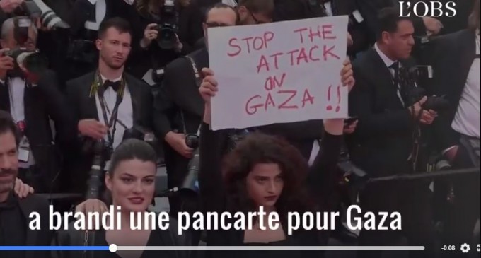 Sur le tapis rouge, L’actrice franco-libanaise Manal Issa a hissé une pancarte « Stop the Attack on Gaza »